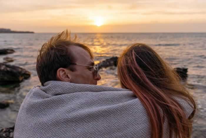 原配面对自己的丈夫出轨，却低声下气请求他回归家庭，为何如此？(图3)