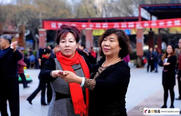 56岁阿姨坦言：和两个男人跳交谊舞后，才知道交谊舞跳不得，怕了(图2)