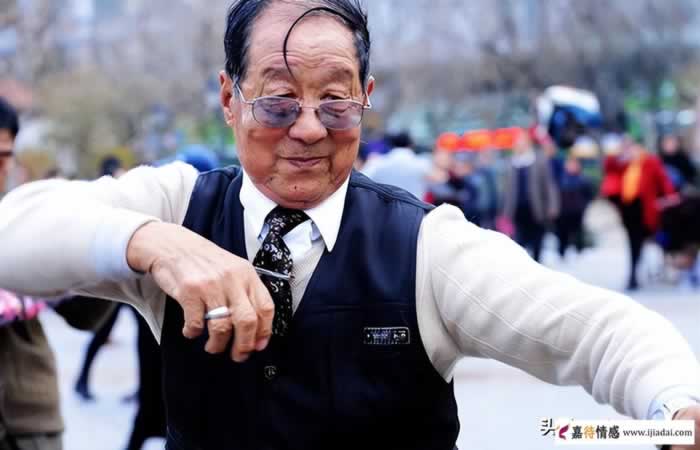 56岁阿姨坦言：和两个男人跳交谊舞后，才知道交谊舞跳不得，怕了(图4)