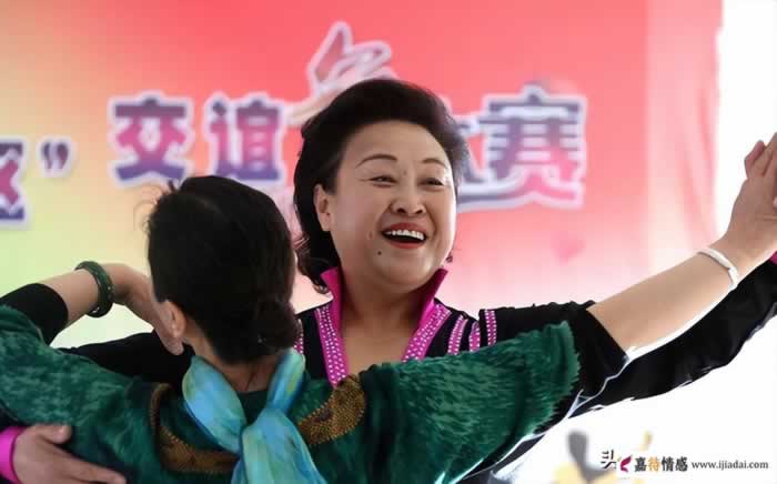 56岁阿姨坦言：和两个男人跳交谊舞后，才知道交谊舞跳不得，怕了(图5)